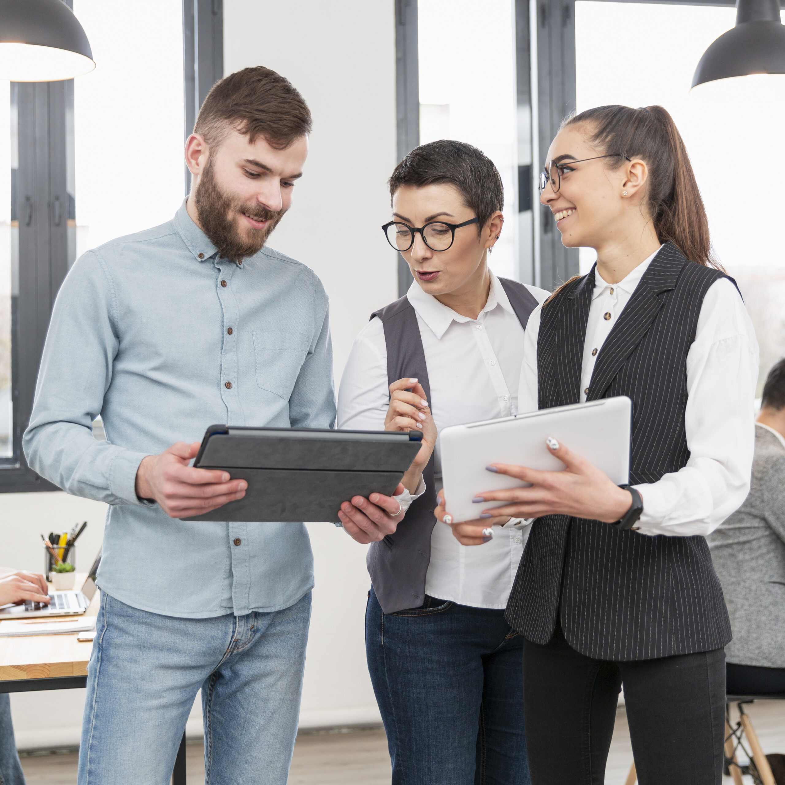 immagine di persone che lavorano ad un progetto